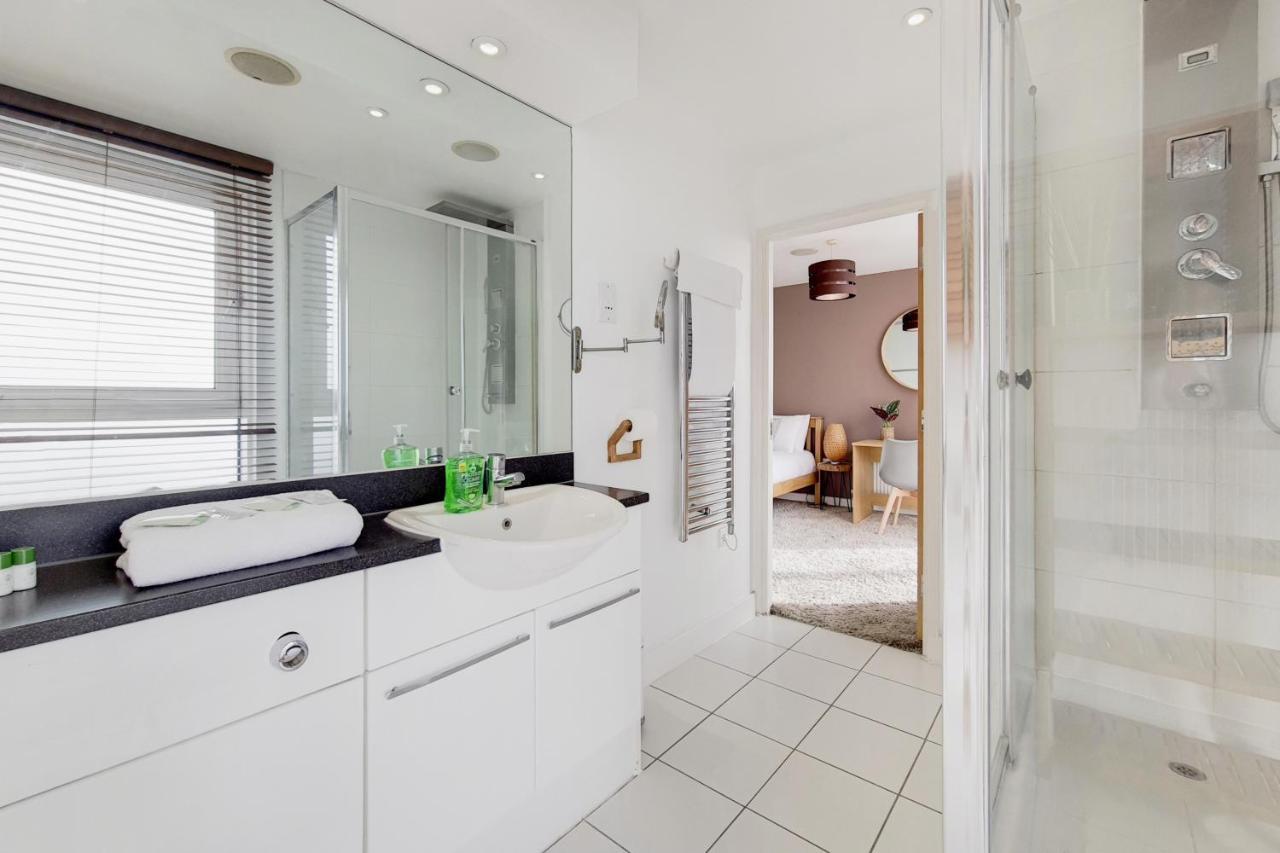 Deluxe Three Bedroom Apartment By London Excel Stays Buitenkant foto