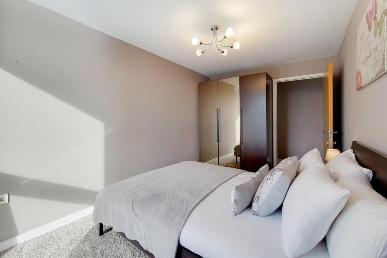 Deluxe Three Bedroom Apartment By London Excel Stays Buitenkant foto